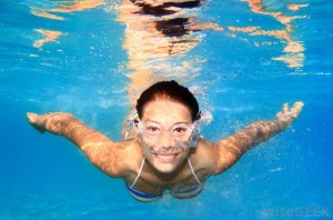 woman-swimming-underwater