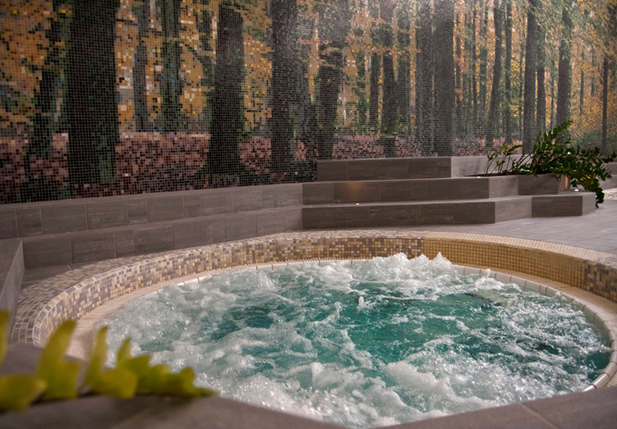 originalno-darilo_razvajanje_Alpski-Wellness-Resort_Špik_jacuzzi_679x472